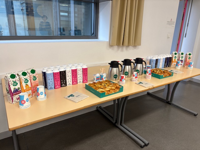 Buffet matinal installé à La Défense pour un petit-déjeuner professionnel.