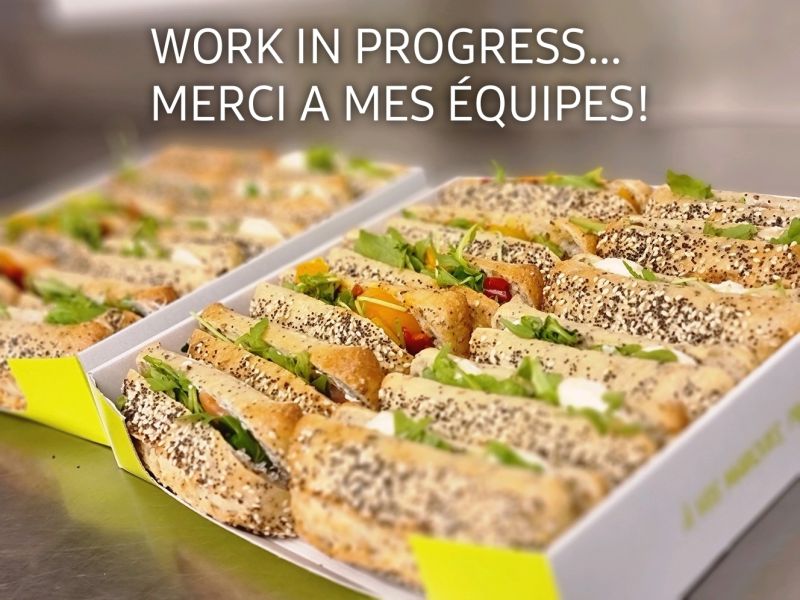 Plateaux de mini-sandwichs frais et variés, livrés pour vos réunions et événements d’entreprise à Saint-Ouen, La Défense et toute l’Île-de-France.