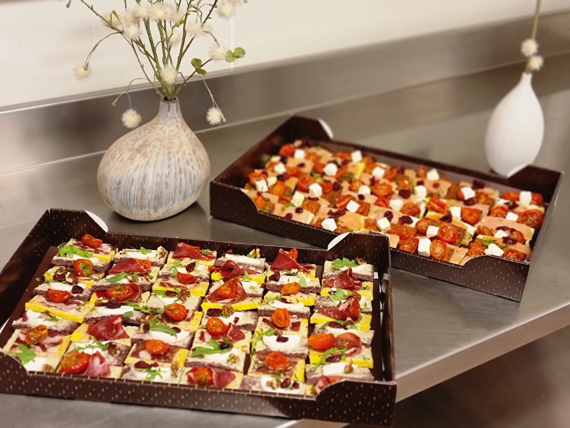 Sélection de canapés raffinés pour vos cocktails et buffets d’entreprise, préparés avec soin et livrés sur votre lieu de travail.