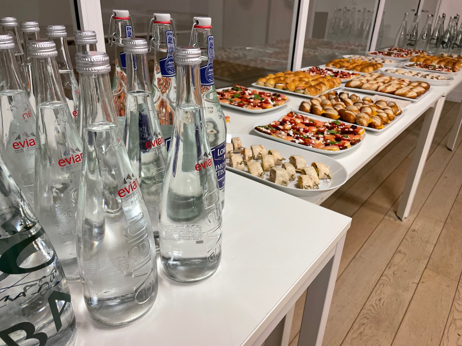 Buffet haut de gamme pour événements professionnels, livré et installé par Class’croute Saint-Ouen, La Défense et Île-de-France.