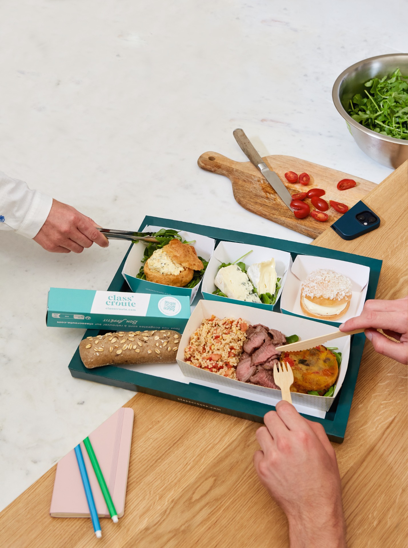 Plateaux repas frais et variés pour entreprises préparés et livrés à Saint-Ouen, La Défense et toute l’Île-de-France.