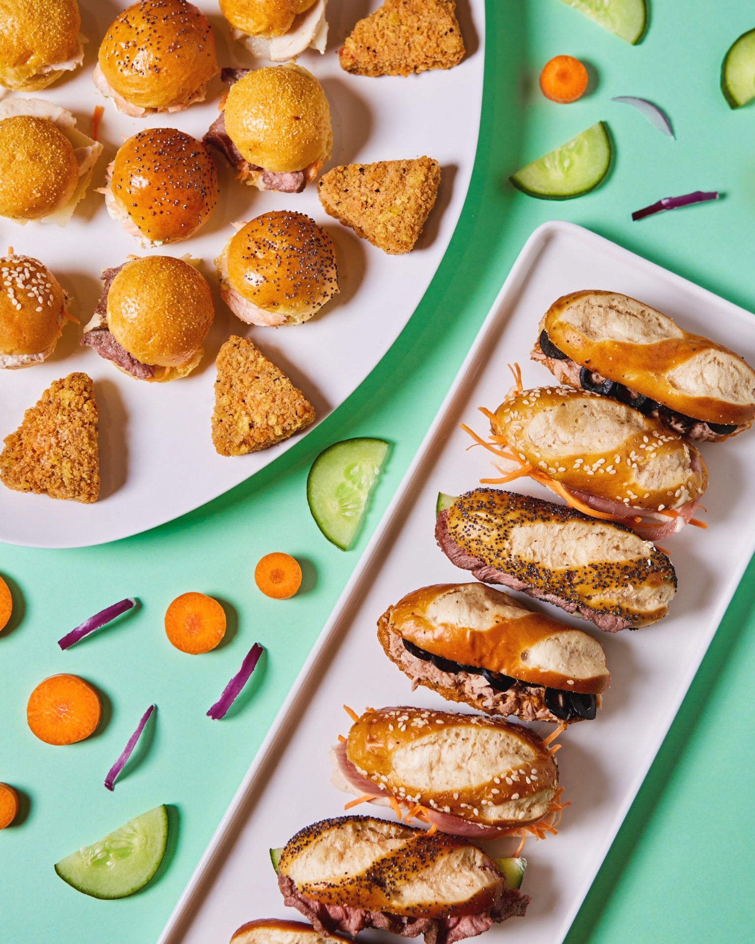 Buffet traiteur haut de gamme avec canapés, mini-sandwichs et bouchées pour événements professionnels et cocktails d’entreprise, livré à Saint-Ouen et alentours.