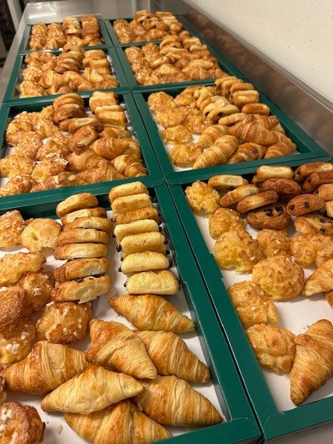 Petits-déjeuners professionnels livrés sur site : viennoiseries, jus frais et boissons chaudes, parfaits pour vos réunions et événements d’entreprise à Saint-Ouen et Île-de-France.